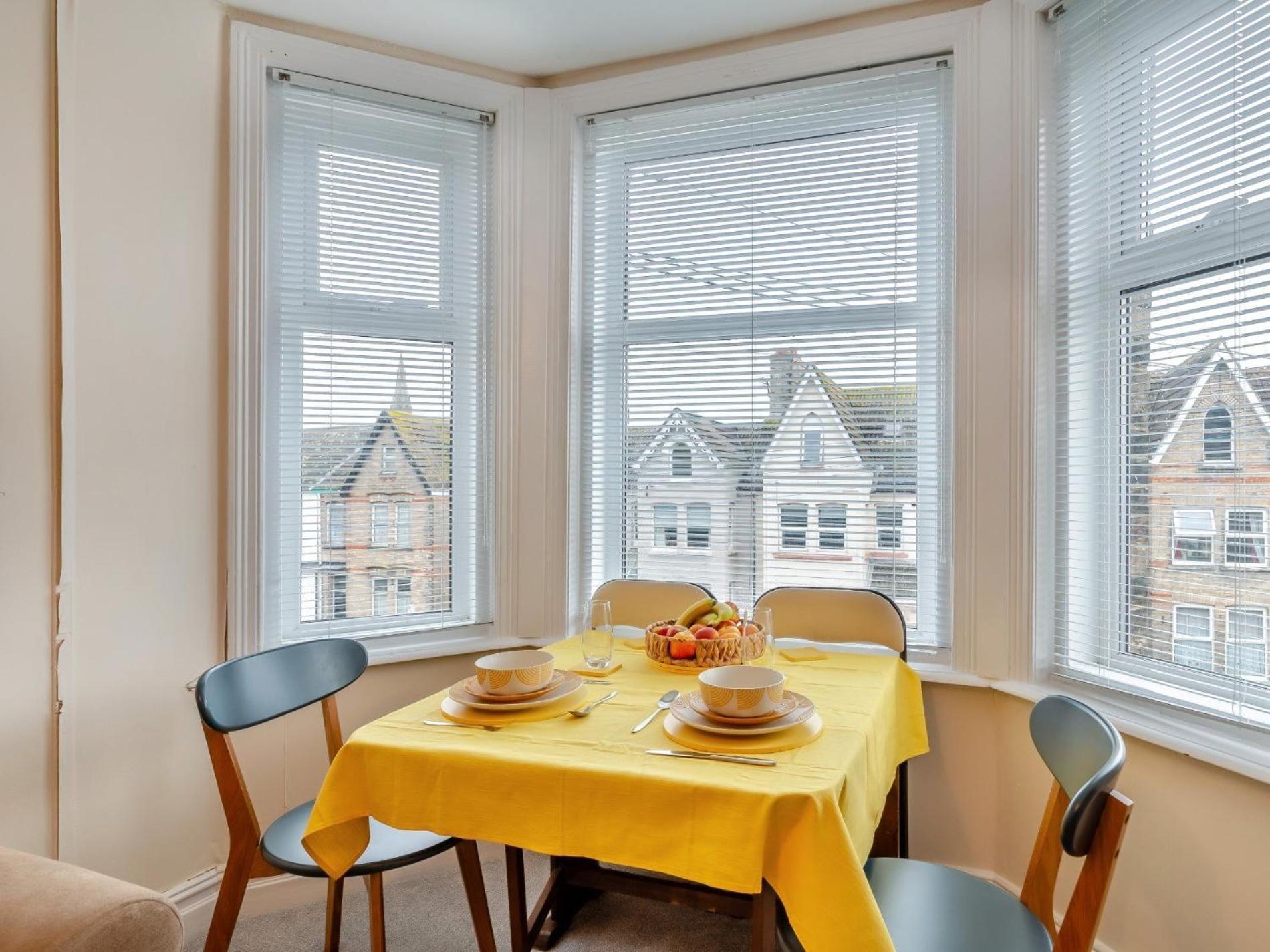 2 Bed In 93560
